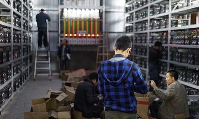 Mining farm with renewable energy backup